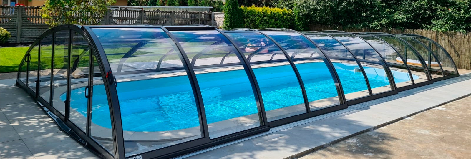  Mittelhohe Poolüberdachungen